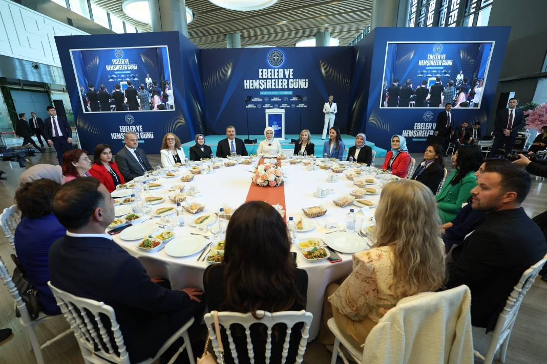 Emine Erdoğan İstanbul’da hemşire ve ebelerle bir araya geldi - Resim: 13